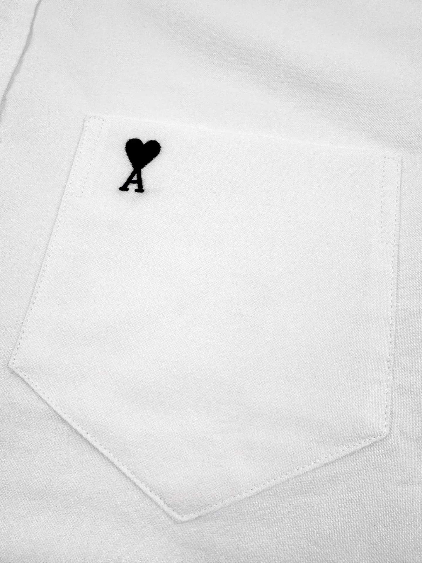 Ami Paris love embroidered short-sleeved shirt. Custom-made high-density double-ply Oxford spinning. Tight and smooth. Comfortable and close to the skin. A touch of simple white. Pure and elegant. Black silk thread dances on the chest with love embroidery. It is low-key and powerful. It is bounded by pockets and hides the French romance. It is the ultimate simplification of color. It uses the ultimate restraint to interpret an effortless sense of luxury. Process 1: Using imported machine embroidery technology using advanced computer control systems and precision mechanical components. Realize Ami's love embroidery work with high precision and smooth and delicate lines. Process 2: The fabrics are washed and have a better hand feel. Not easy to deform, not easy to shrink, not easy to fade, and maintain long-term beauty. Accessories: Customized 1:1 Ami buttons. Customized 1:1 Ami trademark. Version: Loose version. Size: 37 38 39 40. Style number: BB 803.
